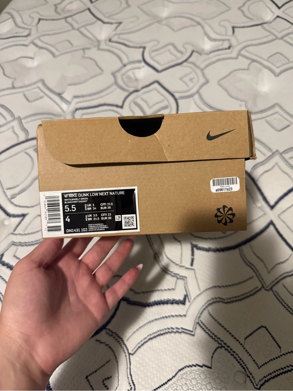 Nike Kids Low-Top Sneaker in Mint Green and White